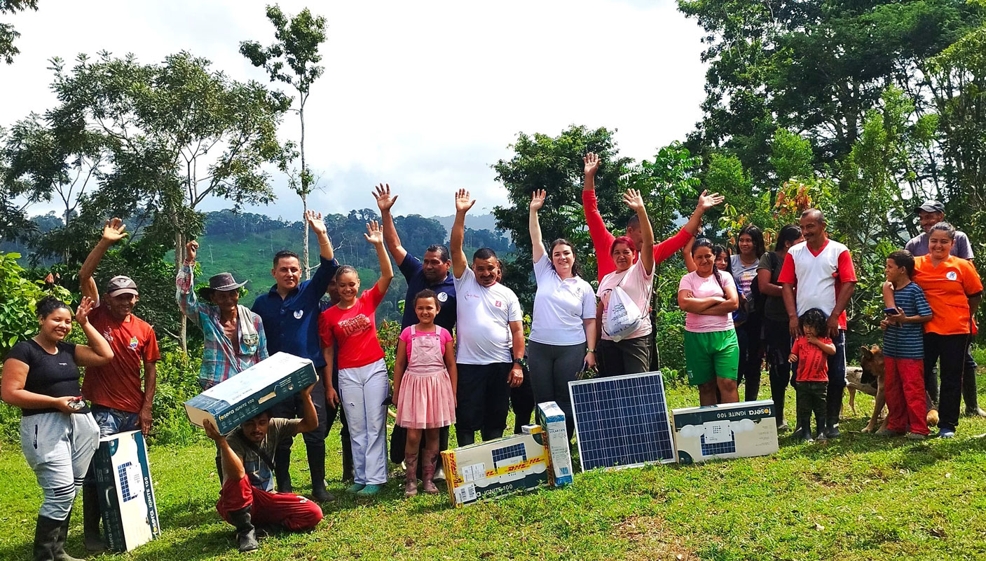 Entrega-de-paneles-solares-a-familias-rurales Entrega-de-paneles-solares-a-familias-rurales