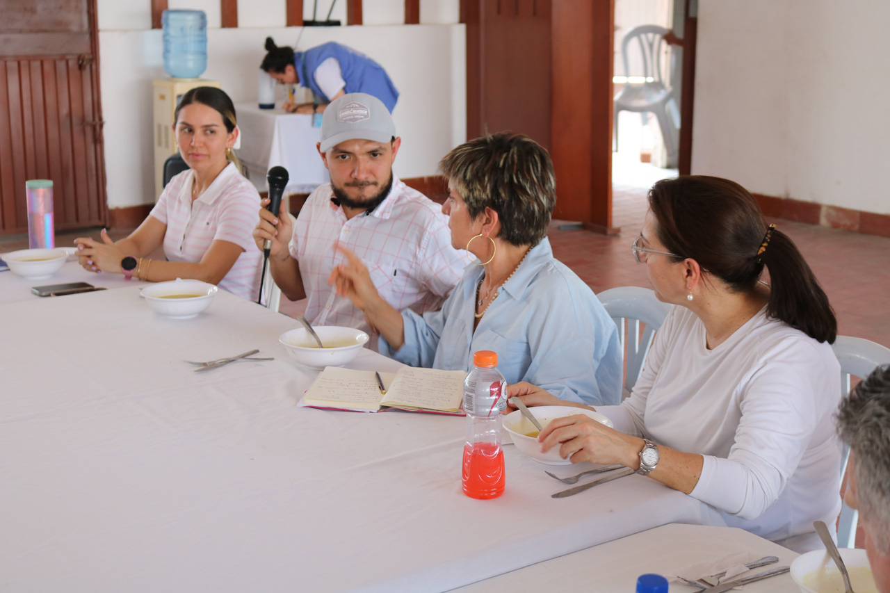 Comite catatumbo Durante la visita al Catatumbo, el Comité Directivo se reunió con el Alcalde de Tibú, Richar Javier Claro.