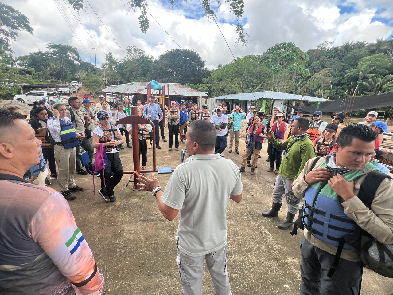 Comite San Jose Explicación del recorrido por parte de los Guardianes de Yuruparí, empresa de ecoturismo en donde trabajan personas de la comunidad con firmantes de paz.